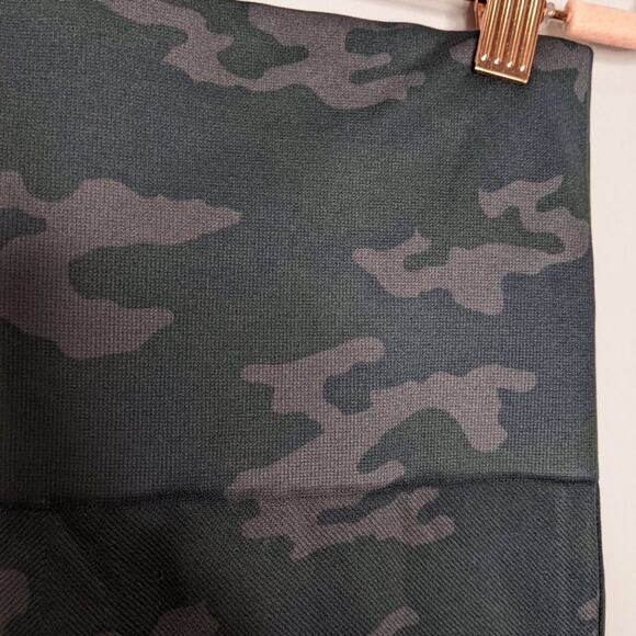 Spanx Camo Print Look at Me Now Cropped Seamless Leggings Size Large - Picture 6 of 7